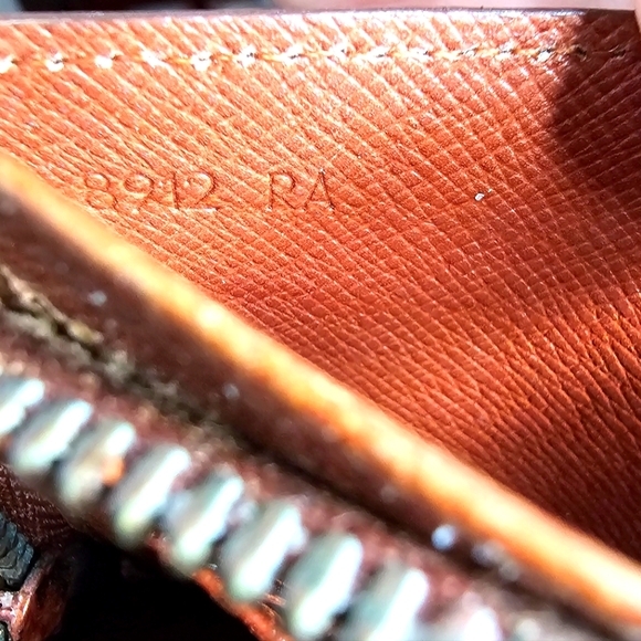 Louis Vuitton Monogram Wallet Authentic Logo GUC minor callouts in coin pouch - Picture 5 of 16